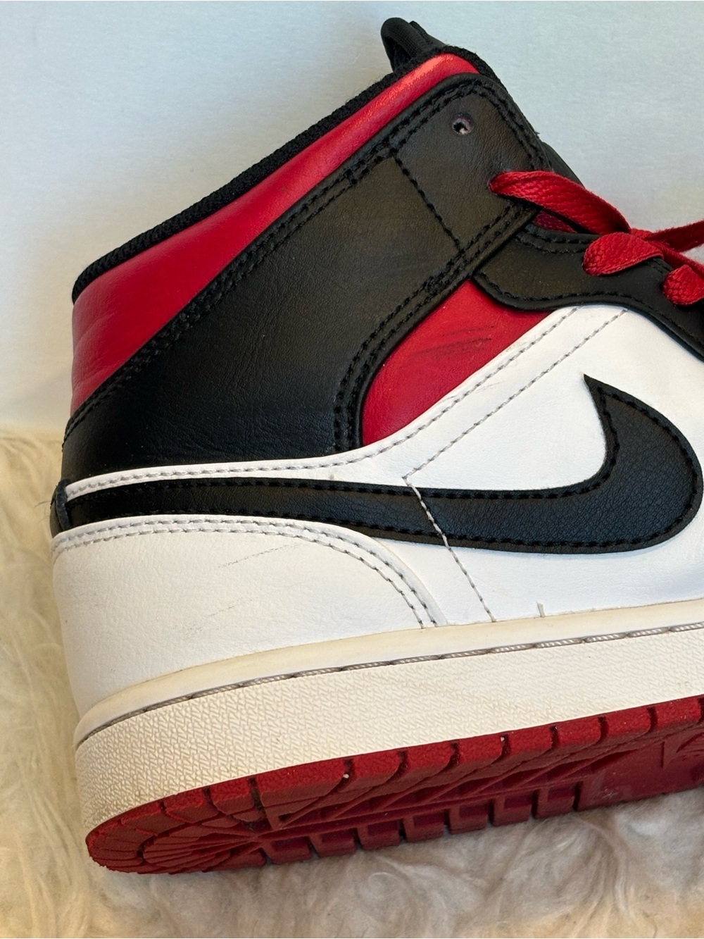 Nike Air Jordan 1 Mid Gym Red Black Toe Size 8 Men's Great Condition - Picture 4 of 16
